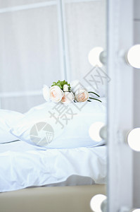 床上花束花 酒店 优雅 墙 卧室 放松 房间 床头背景图片