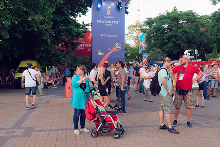 广场上的足球球迷 在索契 2018年国际足联世界杯期间背景图片