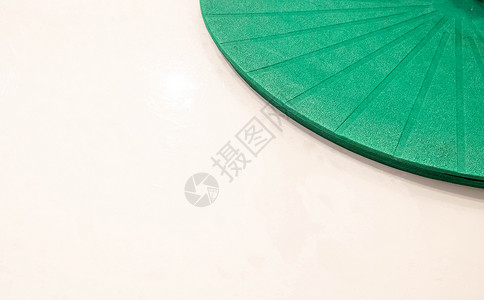 带圆形绿色餐巾的玻璃桌面背景图片
