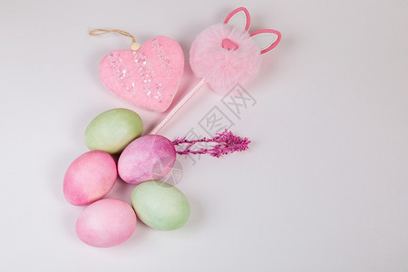 兔子形状棒棒糖多色鸡蛋带树枝 白色背景 有文字位置 假期背景