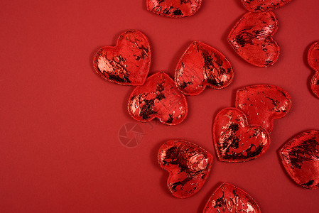 红色背景上的红色纺织小红心节日背景 情人节 极简主义背景图片