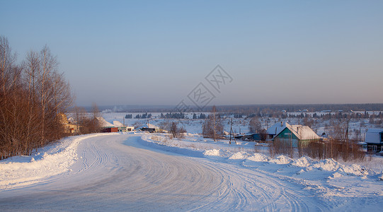 路动画一个埋有雪的村庄 房子和一条动画路通向那里 冬季 天气背景