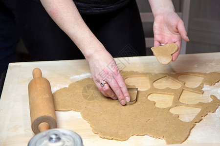 心形饼干制作为情人节准备自制饼干 以心脏的形状 作为情人节的一个惊喜背景