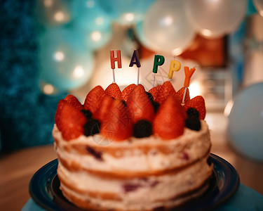 生日蛋糕 用蜡烛对抗蓝气球 假期 庆典 甜的 五彩纸屑背景图片