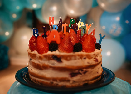 带有蜡烛和蓝气球的生日蛋糕 纸杯蛋糕 白色的 数字 快乐的背景图片