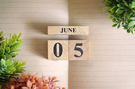6月5日 5个 学习 日历 会议 六月 木头 笔记本 笔记背景图片