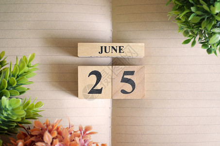 6月25日 六月 花 节省 覆盖 日历 笔记本 木头背景图片