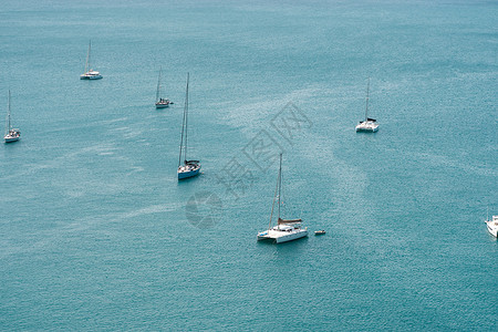 普吉岛游艇2020年5月15日 游艇和迦太马人停在奈哈恩湾普吉岛港口 海岸 热带背景