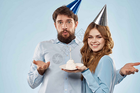 生日蛋糕 有蜡烛男和女 企业派对的欢乐节日 惊喜 食物背景图片
