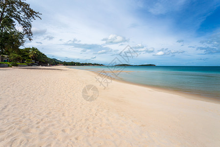 内省泰国苏梅岛查汶海滩的白色沙滩 Covid没有游客后使海洋完全生态恢复 自然平衡 天堂 蓝色的背景
