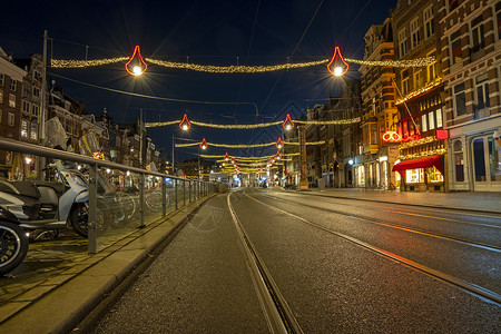 荷兰Damrak的圣诞节 晚上在荷兰背景图片