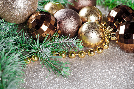 圣诞装饰品和常青杉树枝 冬天 松树 庆典 圣诞节 枞树背景图片