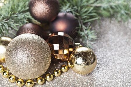 圣诞装饰品和常青杉树枝 冷杉 假期 喜庆的 新年 球背景图片