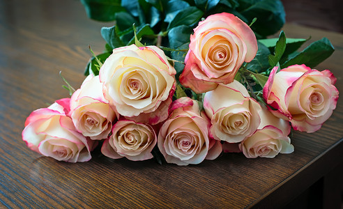 桌面上的玫瑰花束 植物 红色的 花的 爱 情人 花瓣图片