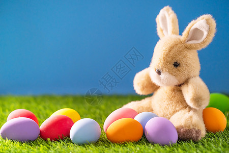 复活节鸡蛋和草地上的兔子 复活节彩蛋 庆典 假期 绿色的背景图片
