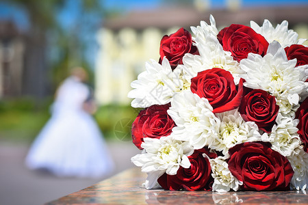 红白婚礼婚纱花束贴近 红白鲜花背景