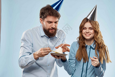 生日蛋糕 有蜡烛男和女 企业派对的欢乐节日 庆典 男人背景图片