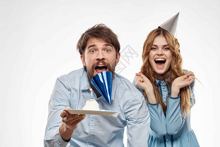 生日蛋糕 有蜡烛男和女 企业派对的欢乐节日 喜悦 微笑背景图片