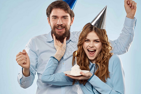 生日蛋糕 有蜡烛男和女 企业派对的欢乐节日 可爱的 朋友们背景图片