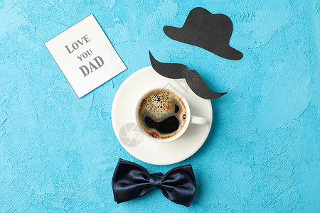 dad一杯咖啡领结题词爱你 DAD 和装饰性的胡子和蓝色背景空间上的帽子 用于文本和顶部 vie背景