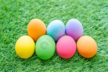 青草上多彩的复活节鸡蛋 季节 食物 快乐的 季节性的背景图片