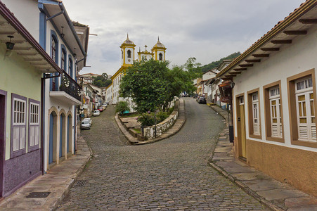 Ouro Preto 与殖民地教会的旧城街面观 巴西 南美洲 热带 旅游背景图片
