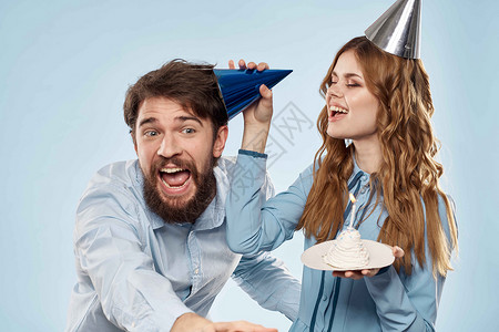 生日蛋糕 有蜡烛男和女 企业派对的欢乐节日 展示 成人背景图片