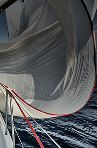 四风建设白色的脊柱人 帆在风上飘动 日落时航帆又升起 赛跑 对水的反射 自然 地中海背景
