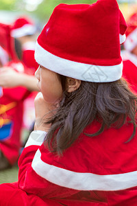 在小学圣诞派对上穿红主题服装的女生在小学里 孩子 白色的背景图片