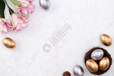 金和银复活节鸡蛋的设计概念 在蜂巢中 粉红百合花 打猎 平铺背景图片