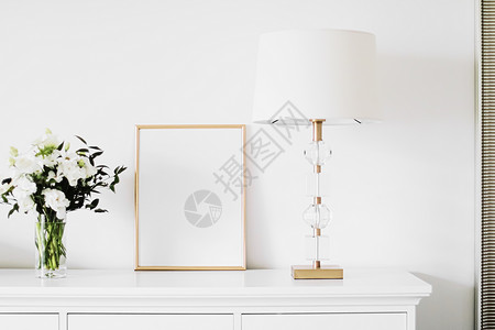 白色家具 豪华住宅装饰品和模型制作设计上的黄金垂直架子和鲜花束花 门 抽屉背景图片