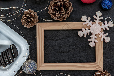 圣诞装饰 配有空木质框架 用于设计元素的工作 选择焦点 顶端视图 马克杯 吃背景图片