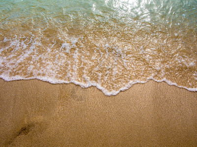 海浪在海滩上的白泡泡 空的 放松 太阳 落潮 美丽的背景图片