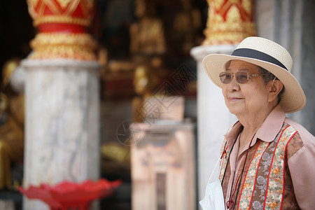 老年老年妇女旅行到亚洲寺庙旅游 老年人休闲生活习惯 年长 观光 长老图片