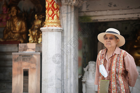 老年老年妇女旅行到亚洲寺庙旅游 老年人休闲生活习惯 年长 女性 佛教图片