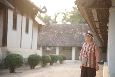 老年老年妇女旅行到亚洲寺庙旅游 老年人休闲生活习惯 年长 老的 女士图片