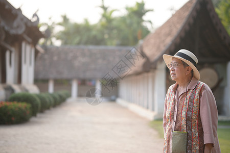 老年老年妇女旅行到亚洲寺庙旅游 老年人休闲生活习惯 年长 古老的 假期图片