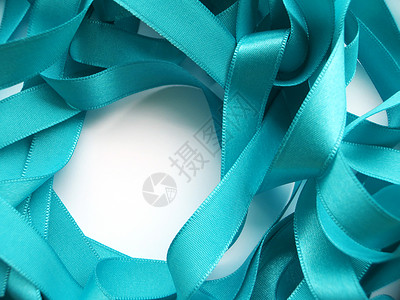 白色背景上的浅蓝色丝带 海浪 周年纪念日 婚礼 丝绸背景图片