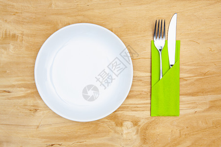 木制桌上的白板 餐具 刀具 家庭 汤 盘子背景图片