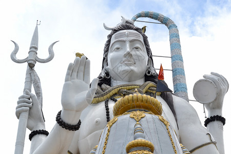 神奇妙杰作湿婆神雕像 杰作大理石雕塑冥想湿婆雕像 大雄伟 低角度视图 宗教 高高的背景