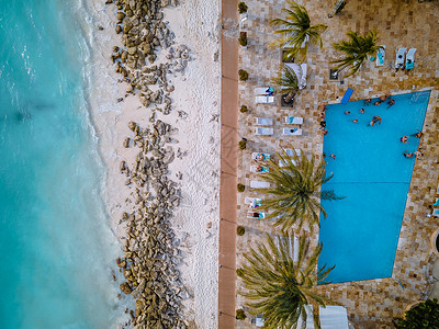 安提瓜阿鲁巴加勒比海滩上有棕榈树 酒店 假期 地中海 日出背景