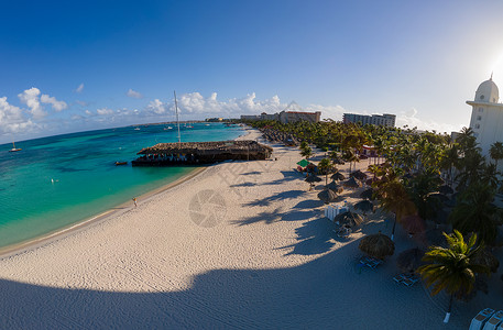 荷属阿鲁巴岛阿鲁巴 2021年3月 阿鲁巴棕榈海滩豪华酒店 白沙 海岸线背景