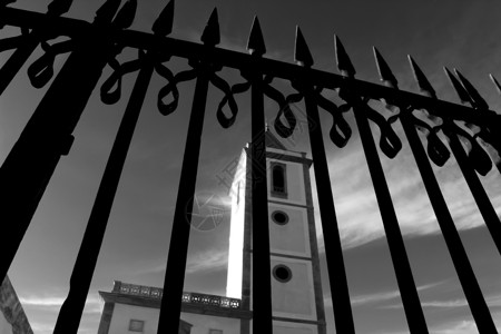 西班牙阿尔梅里亚废弃旧教堂 钟 日落 坠落高清图片