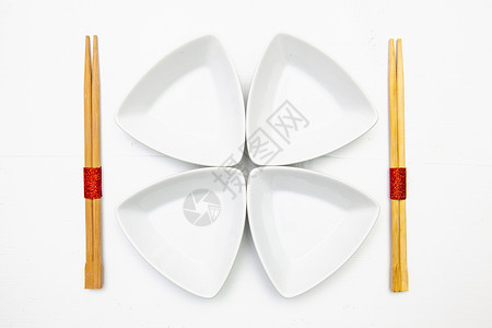 烧烤碗和竹筷子作为寿司食物 派对 餐具 餐巾 盘子背景图片