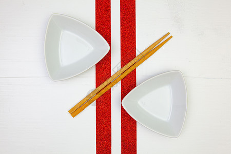 用于寿司食品的陶瓷碗和竹筷子 躺着 对称 盘子背景图片