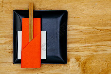 黑陶瓷碗和竹筷背景图片