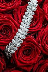 豪华钻石手镯和红玫瑰花束 情人节的首饰爱情礼物以及浪漫节日送礼 魔法 珠宝背景图片