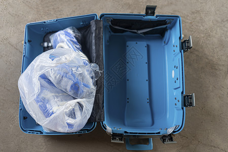 用于运载医疗物品的蓝塑料箱背景图片