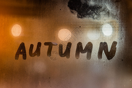 夜景带字素材夜湿窗玻璃表面手写的秋字 坡度 英语 窗户 背光背景