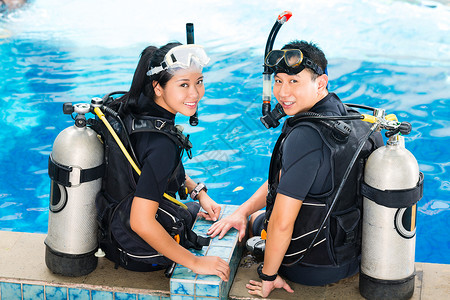 潜水学校的教师和学生 水肺 夫妻 潜水装高清图片